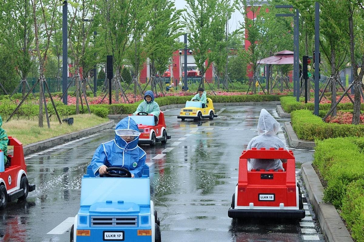 레고랜드 찾은 어린이들 '비가 와도 즐거워요' / 레고랜드 제공, 뉴스1