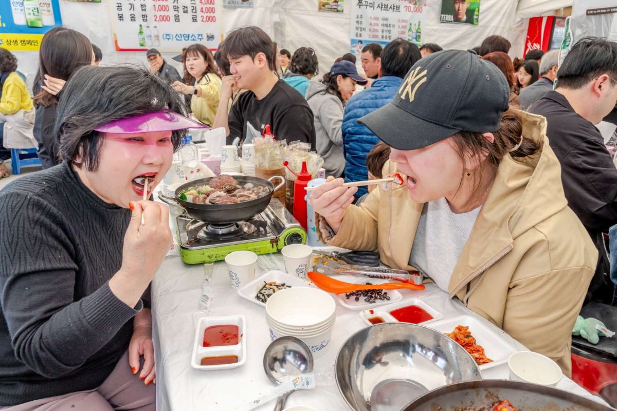 24회 동백꽃 주꾸미 축제에서 사람들이 주꾸미를 먹는 모습. / 서천군 제공