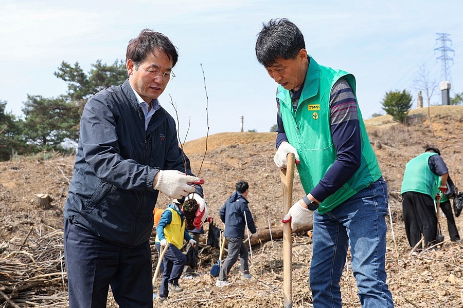 이동환 고양시장(왼쪽)
