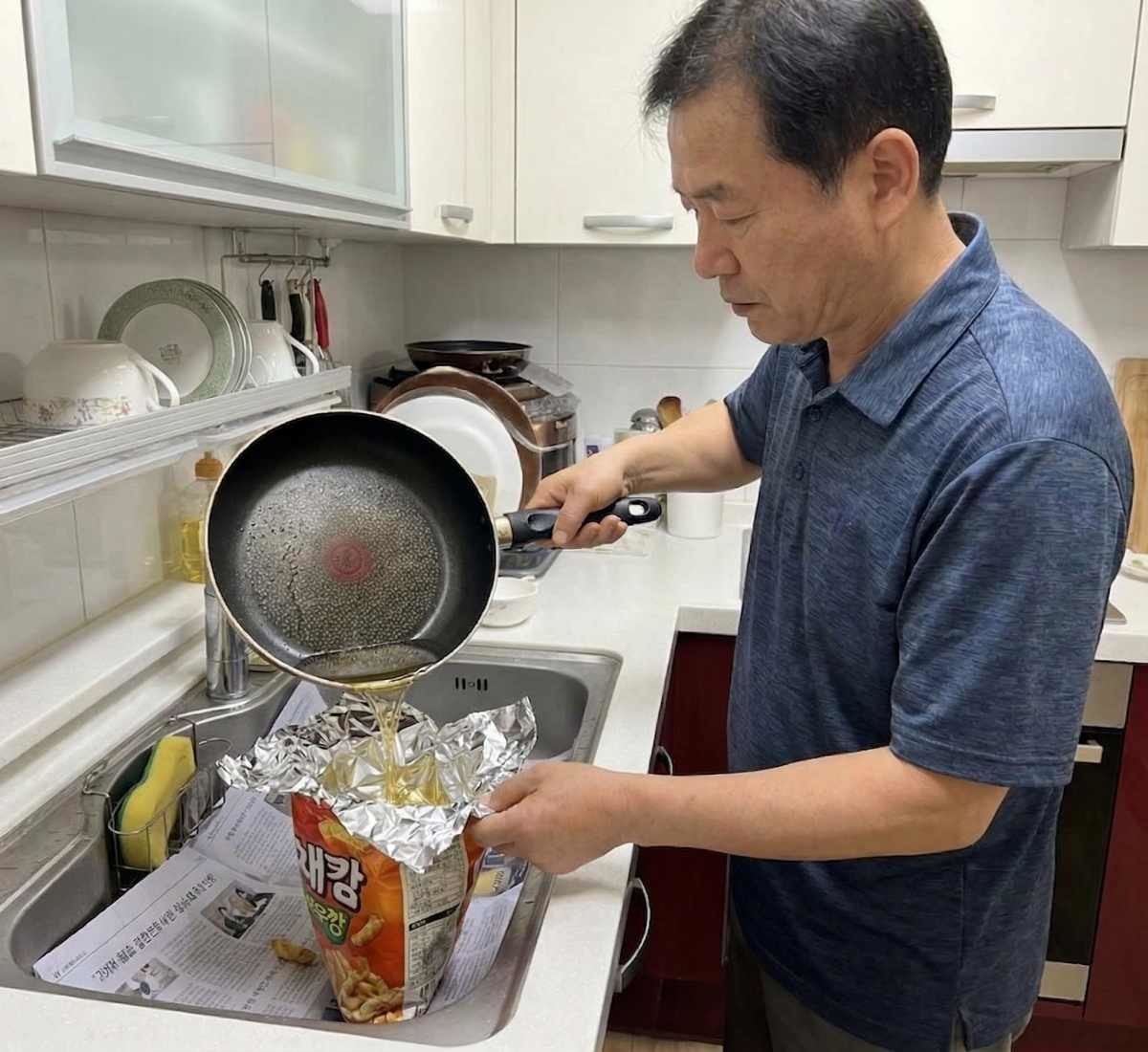 자 봉지를 활용하면 별도의 도구 없이 간단하게 '폐유' 처리하기 꿀팁. 기사 내용 토대로 AI툴 활용해 제작한 자료사진.