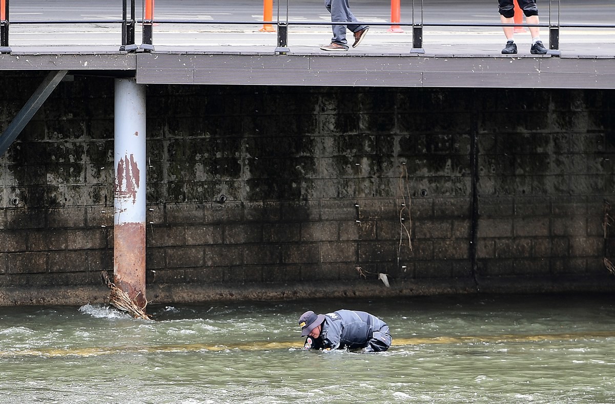 시신이 담긴 캐리어가 발견된 대구 북구 칠성동 잠수교 주변을 수색 중인 경찰 / 뉴스1