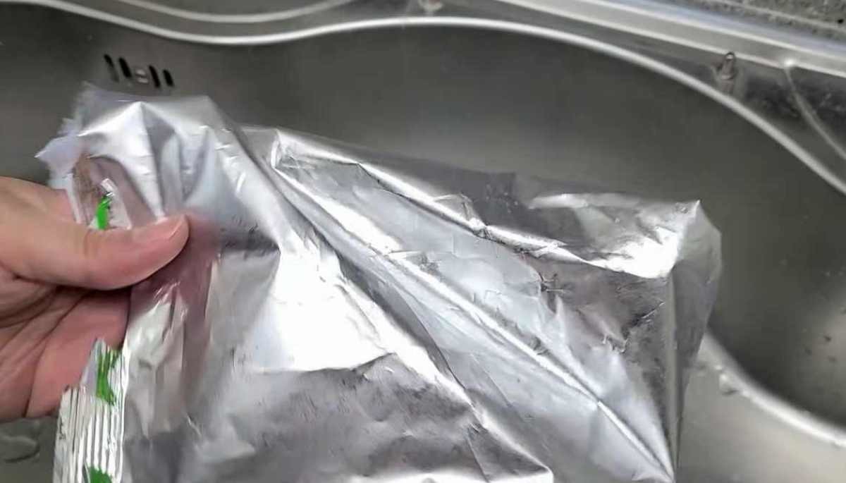 과자봉지 안쪽 은박면. / 유튜브 '청소의정석'
