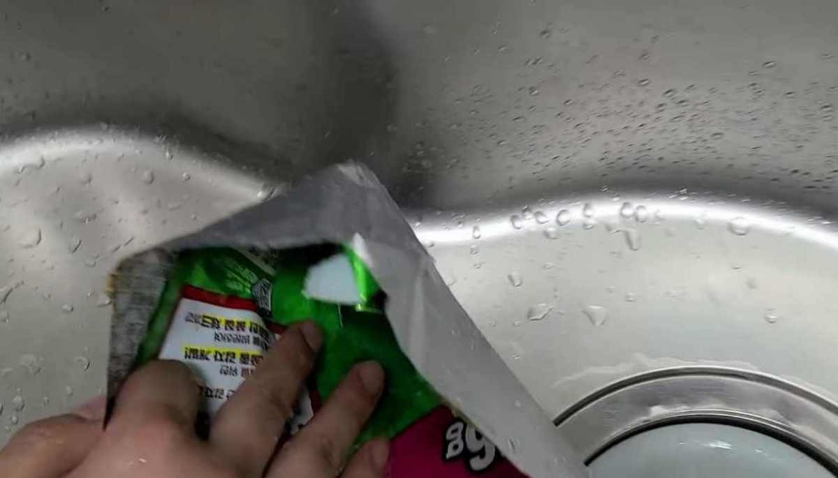 과자봉지 활용해 싱크대 물때 청소소하기. / 유튜브 '청소의정석'