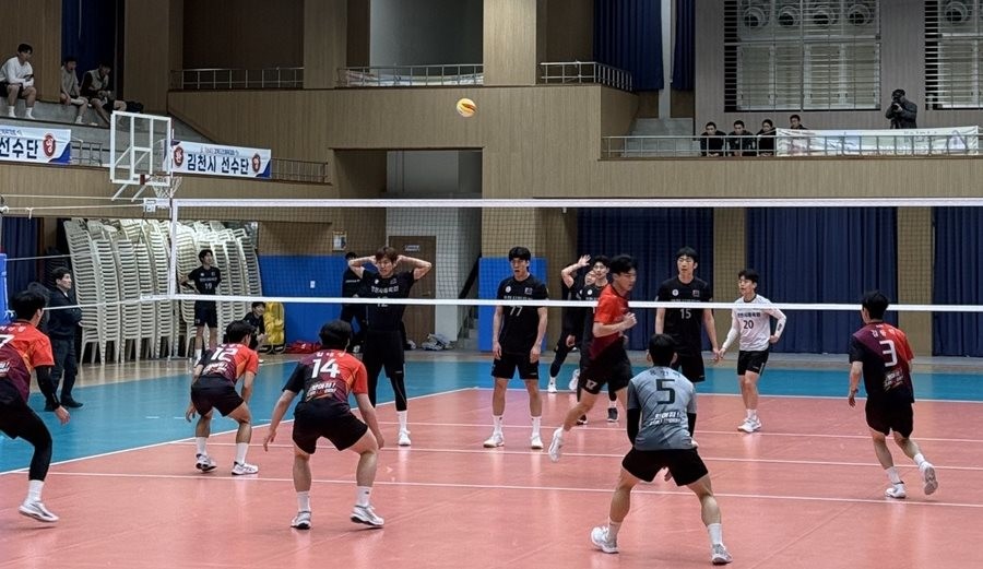 영천시체육회 배구단이 제64회 경북도민체육대회에서 경산시 경일대학교 선수단과 경기를 펼치고 있다. / 영천시 제공