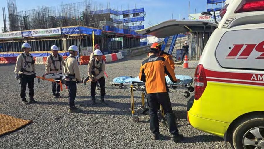 난해 11월 한국토지주택공사(LH) 대구경북지역본부 현장 공사 관계자들이 유관기관)과 합동으로 재난대응 모의훈련에 참여하고 있다. / LH 대구경북지역본부 제공