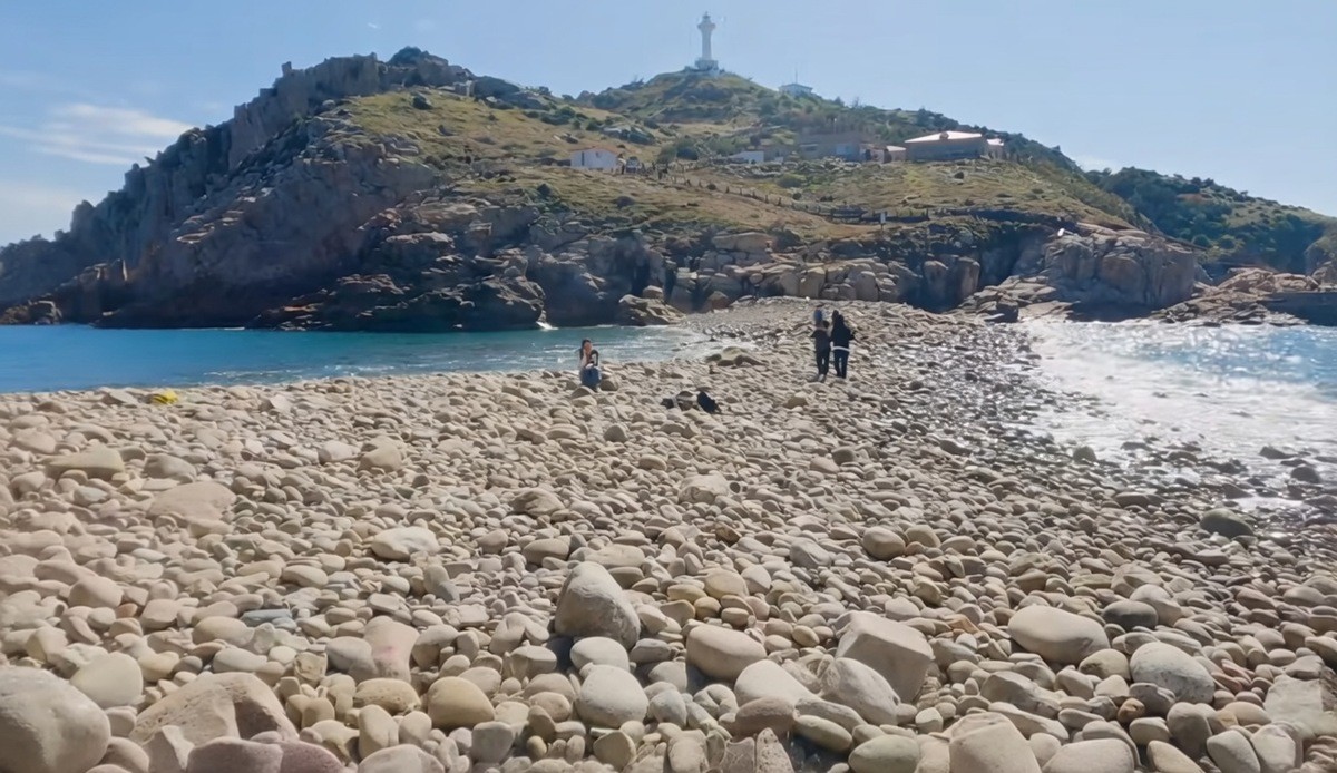 열목개를 통해 등대섬으로 가는 관광객들. / 유튜브 채널 '박닌부부: 한베부부 굴러와 구름'