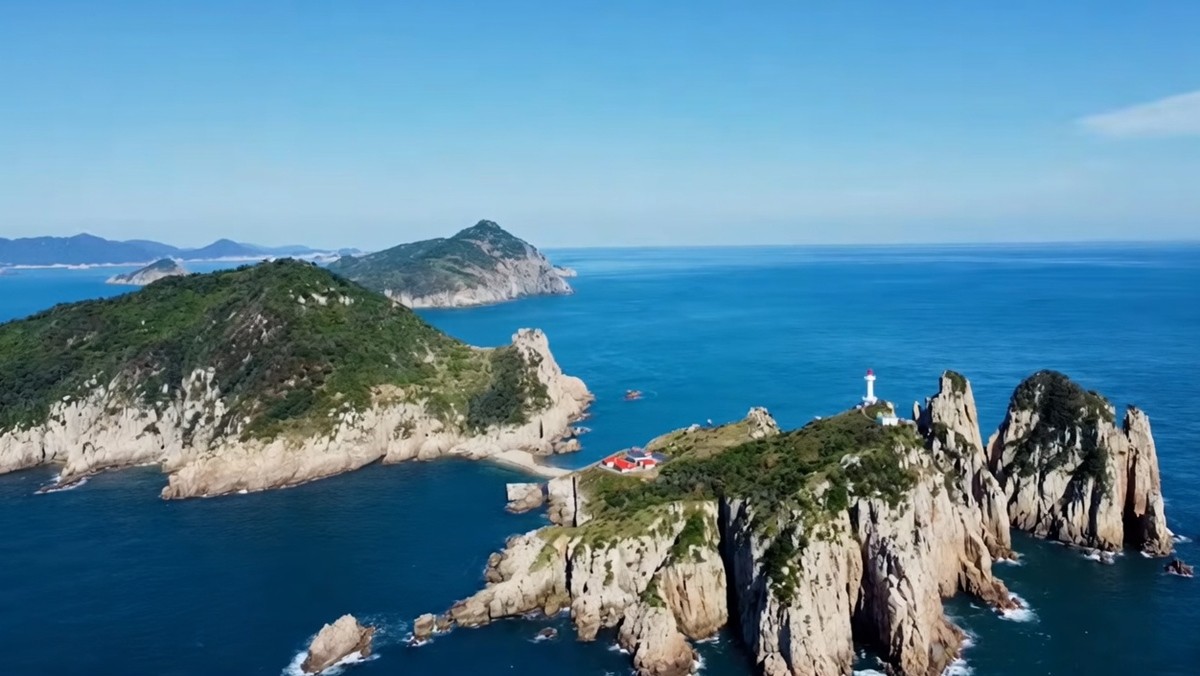 왼쪽이 소매물도 본섬이고 오른쪽이 등대섬. 열목개로 연결된 모습이 보인다. / 유튜브 채널 '박닌부부: 한베부부 굴러와 구름'