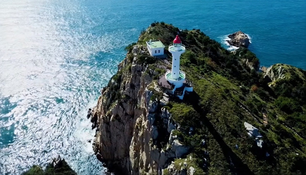 등대섬. / 유튜브 채널 '박닌부부: 한베부부 굴러와 구름'