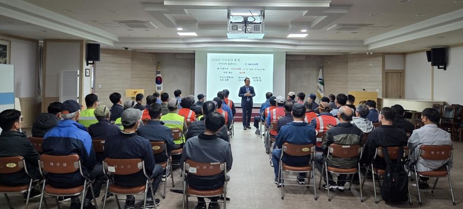 지난 6일 대구 북구청에서 현업근로자 50여 명 대상으로 로 (사)대한산업안전협회 대구지역본부 전문가 초빙 ‘특별안전보건교육’을 진행하고 있다. / 대구 북구 제공