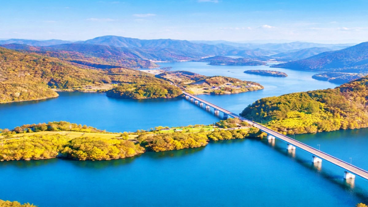 용담호 드라이브 코스. 기사 이해를 돕기 위해 AI로 제작한 자료 이미지로, 실제 모습과 다소 차이가 있을 수 있습니다.