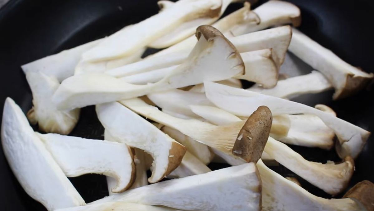 팬에 놓여진 새송이 버섯. / 유튜브 '집밥 korean home cooking'