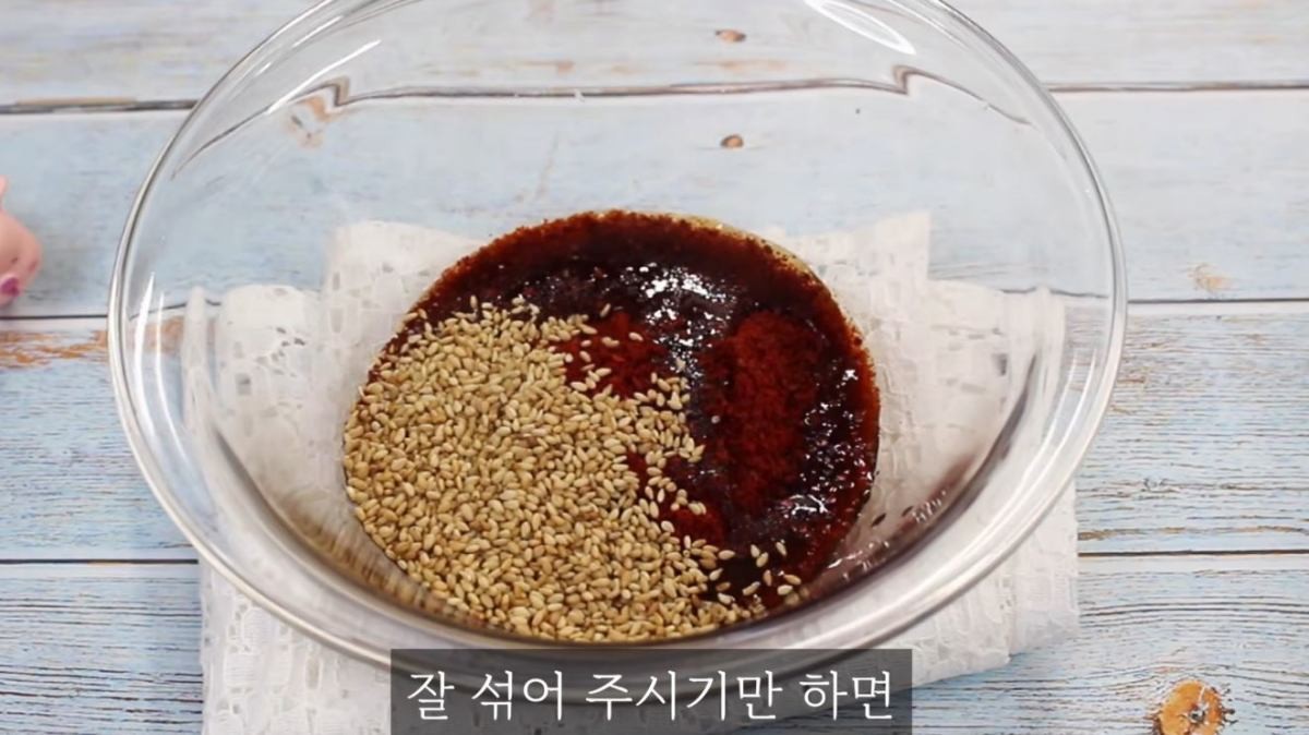 특제 양념장을 만드는 모습. / 유튜브 '집밥 korean home cooking'