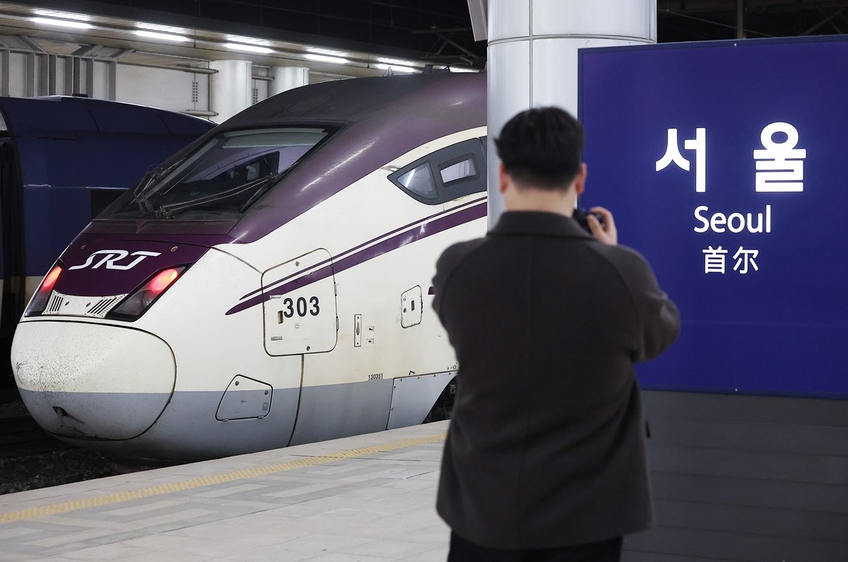 서울역에 정차한 SRT 고속열차 모습. 기사 이해를 돕기 위한 자료 사진. KTX와 SRT의 통합 추진에 따라 최근 이뤄진 교차 운행 열차 이용객 10명 가운데 9명은 만족한 것으로 나타났다. SR 운영사인 에스알(SR)은 국토교통부, 한국철도공사(코레일)와 함께 지난 2월 25일∼3월 11일 사이 교차 운행 열차 이용객 392명(SRT 240명, KTX 152명)을 대상으로 진행한 설문조사 결과 88.3%가 만족한 것으로 조사됐다고 7일 밝혔다. 이번 조사에서 교차 운행 열차에 대해 '보통'은 9.4%였으며 만족하지 못한다는 응답은 2.3%로 각각 나타났다. 국토교통부 측은 '고속철도 통합에 대한 국민들의 평가와 기대를 확인할 수 있었다'라며 '조사된 불편 사항은 적극 개선하고 신속한 통합으로 국민 기대에 부응하겠다'라고 말했다.         / 연합뉴스