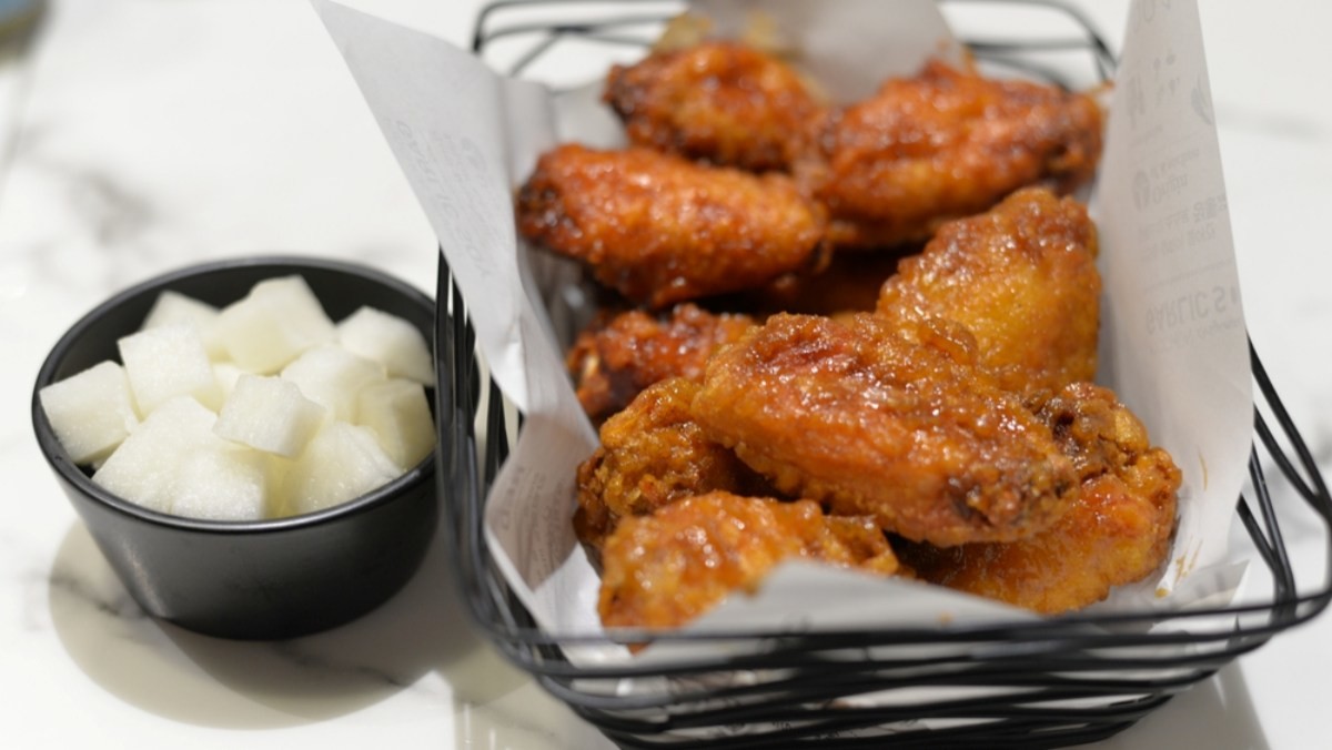 치킨과 치킨무 / Kollawat Somsri-shutterstock.com