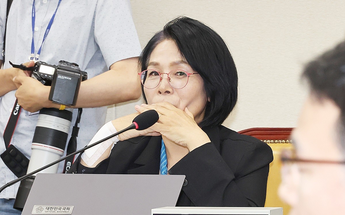 최민희 더불어민주당 의원 자료 사진. 7일 정오쯤 경기도 남양주시 다산동에 있는 한 아파트 지하주차장에서 최민희 의원 차량 타이어에 젓가락이 박혀있다는 신고가 접수됐다. 해당 차량은 경기 남양주갑이 지역구인 최민희 의원이 의정 활동에 사용하는 차량인 것으로 파악됐다. 해당 차량은 전날(6일) 이 아파트 지하주차장에 세워져 있었으며 이후 의원실 직원이 운행 중 타이어 이상을 알리는 경고등이 켜진 것을 확인한 것으로 전해졌다.     경찰은 누군가 고의로 최 의원 차량 타이어를 훼손했는지, 아니면 주행 중 젓가락이 박힌 것인지 등 정확한 경위를 조사하고 있다고 밝혔다. / 연합뉴스