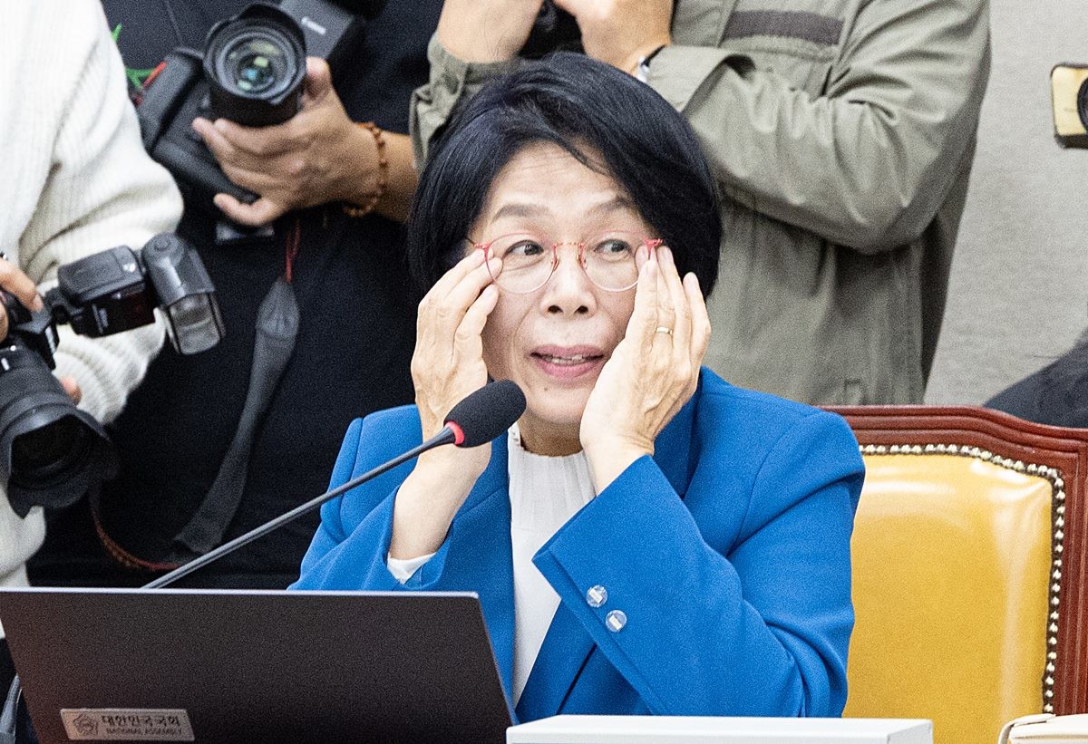 서울 여의도 국회에서 열린 과학기술정보방송통신위원회 한국방송공사 등에 대한 국정감사에서 최민희 위원장이 김장겸 국민의힘 의원 질의를 듣고 있다. 자료 사진 / 뉴스1