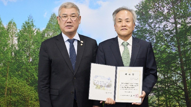 조규식 서구의회 의장(왼쪽)이 7일 송진윤 변호사에게 위촉장을 전달한 뒤 기념촬영을 하고 있다./사진=대전 서구의회