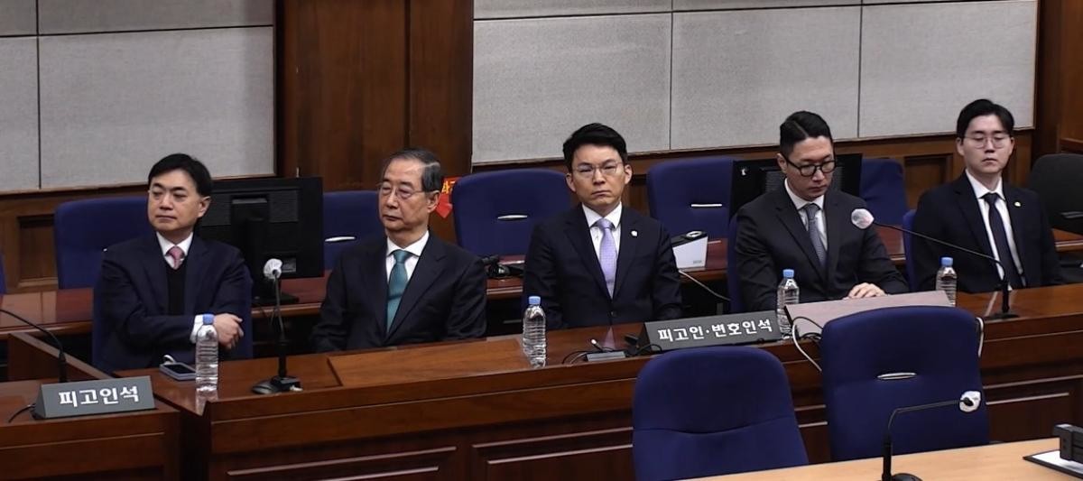 한덕수 전 국무총리가 지난 1월 21일 서울 서초구 서울중앙지방법원에서 열린 내란 우두머리 방조, 내란 중요임무 종사 혐의 사건 1심 선고공판에 출석해 자리에 앉아있다. / 서울중앙지방법원 제공 영상 캡쳐-뉴스1