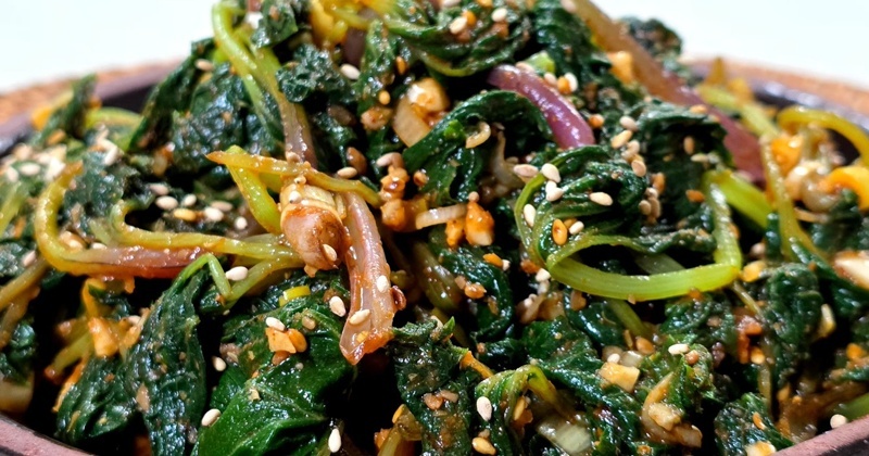 머위순 무칠 때 '이것' 1스푼 넣으면, 쓴맛 걱정 없이 온 가족이 먹습니다 