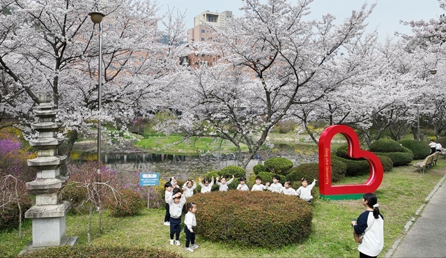 “봄바람 휘날리며~” 꼬마 손님들의 웃음꽃 만발한 동신대학교 벚꽃 소풍