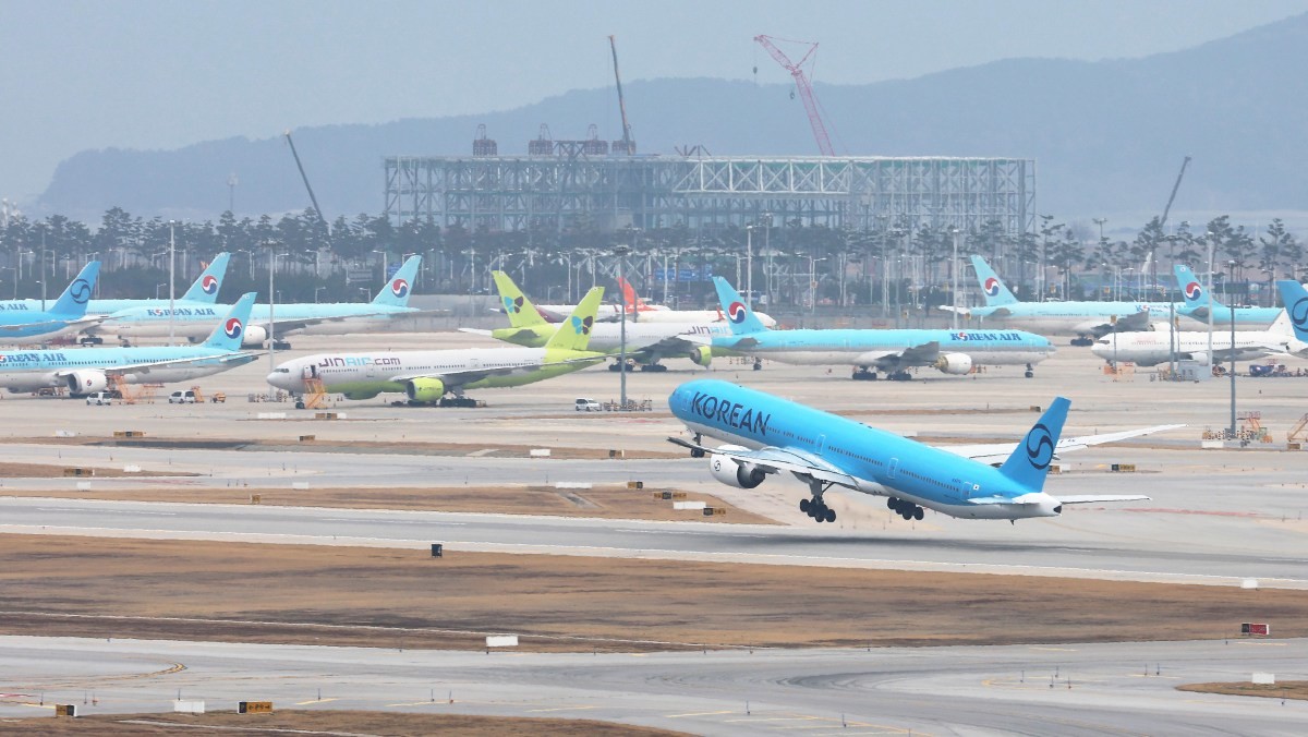 지난 1일 인천국제공항에서 대한항공 여객기가 이륙하고 있다. / 연합뉴스
