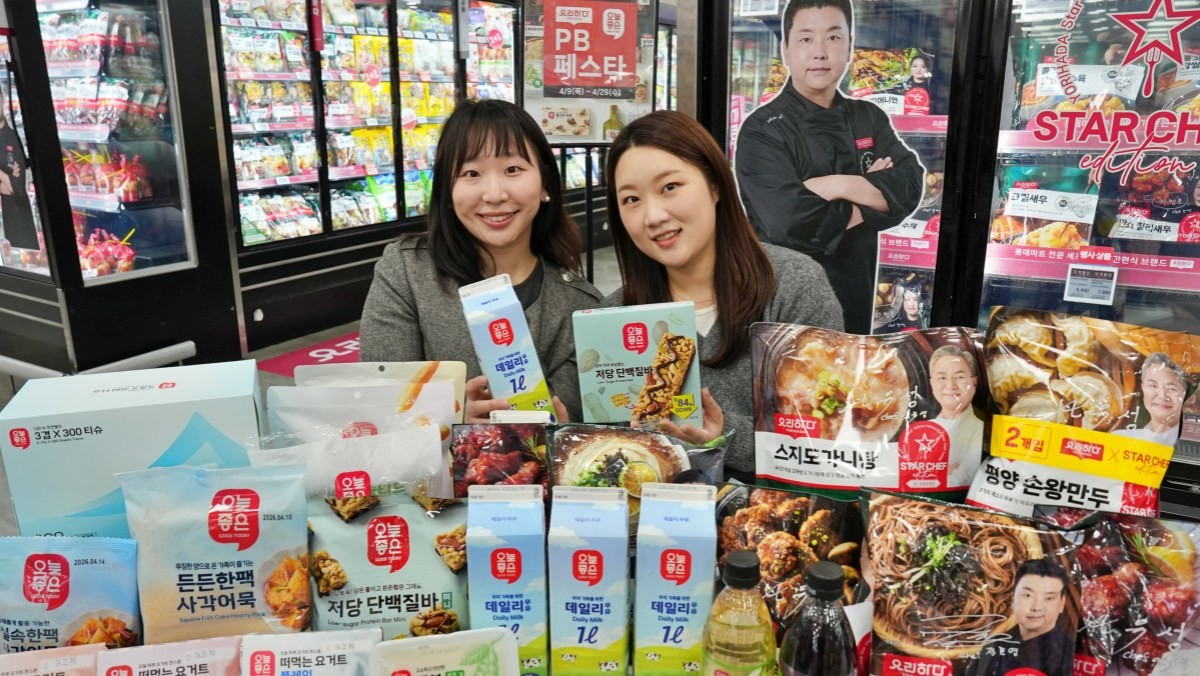 서울시 송파구에 위치한 롯데마트 제타플렉스 잠실점 가공 식품 코너에서 롯데마트 관계자가 'PB 페스타' 행사 상품을 홍보하고 있다. / 롯데마트