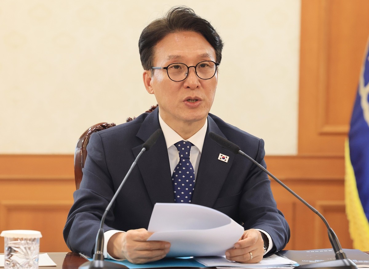 김민석 국무총리 자료 사진. 김민석 총리가 현재의 경제 상황과 관련해 '무엇보다 시장 질서 교란 행위에 대해선 무관용 원칙의 대처가 필요하다'라고 밝혔다. 김 총리는 8일 정부서울청사에서 열린 제3차 비상경제본부회의 모두발언에서 '가짜뉴스로 불안을 부추기거나 사재기로 공동체의 이익을 해치는 행위는 철저히 차단해야 한다'라며 이렇게 강조했다. 김 총리는 '중동 전쟁 장기화 우려를 감안해 대체 항로 모색 및 우회 수송에 따른 리스크 점검도 철저히 해달라'라며 '탈(脫) 나프타 정책 같은 지속 가능한 경제로의 이행도 적극적으로 추진해야 한다'라고 했다. / 뉴스1