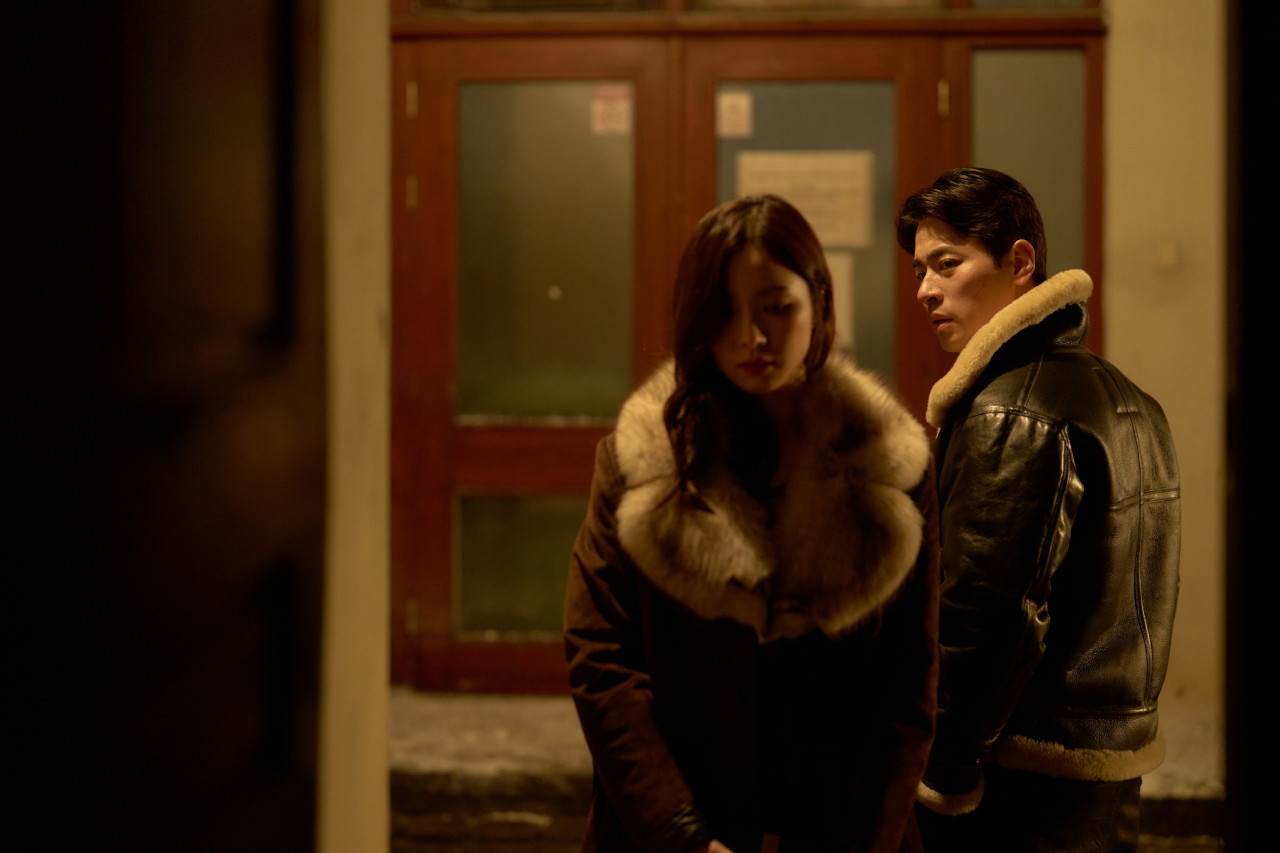 영화 '휴민트'에서 멜로 연기를 선보인 신세경과 박정민 / (주)NEW