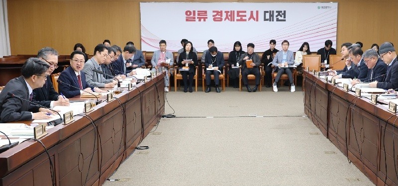 대전시는 8일 시청 대회의실에서 이장우 시장 주재로 ‘2027년 국비사업 발굴 최종 보고회의’를 열고, 정부 예산 확보를 위한 총력 대응 체계에 돌입했다./사진=대전시