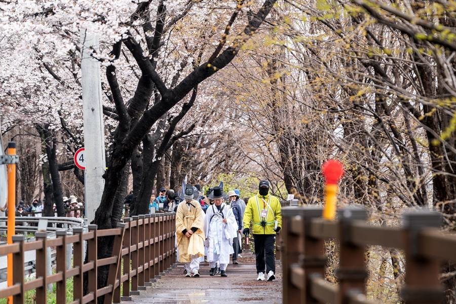 지난 3월 30일 서울 경복궁에서 시작된 ‘제6회 퇴계선생 마지막 귀향길 재현행사’가 14일간의 대장정을 순조롭게 이어가고 있다./이하 안동시