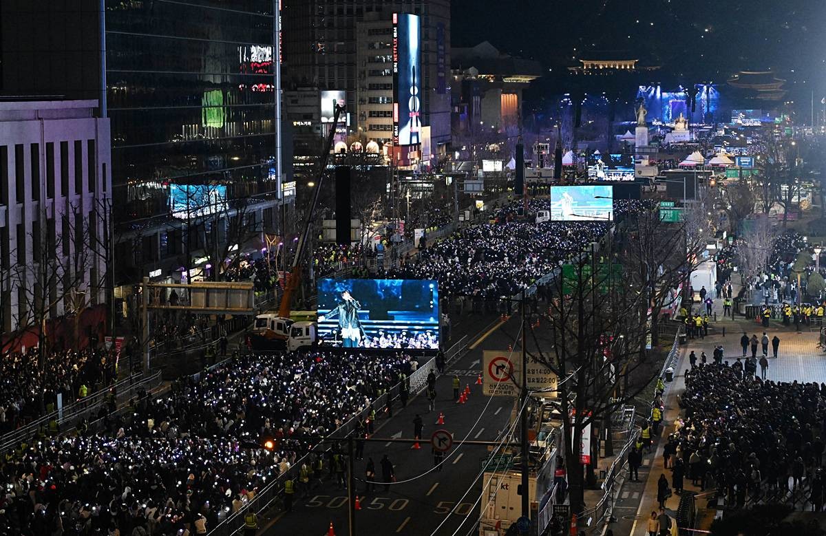 서울 광화문광장 일대를 가득 채운 아미 / 뉴스1