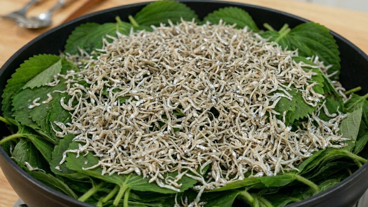 기사를 바탕으로 AI가 생성한 자료사진. 깻잎 위에 멸치를 올리고 양념장을 함께 얹어 졸인다.