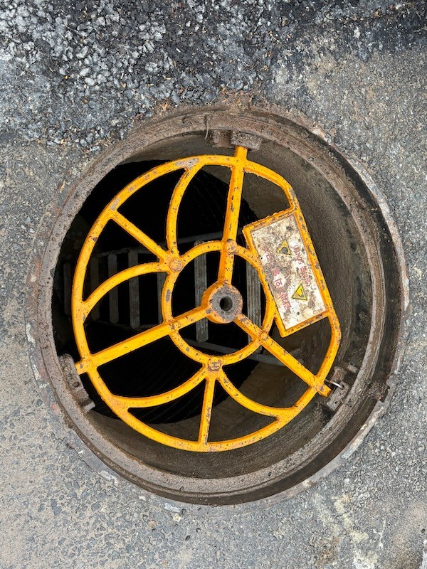 맨홀 추락 방지 시설 / 익산시