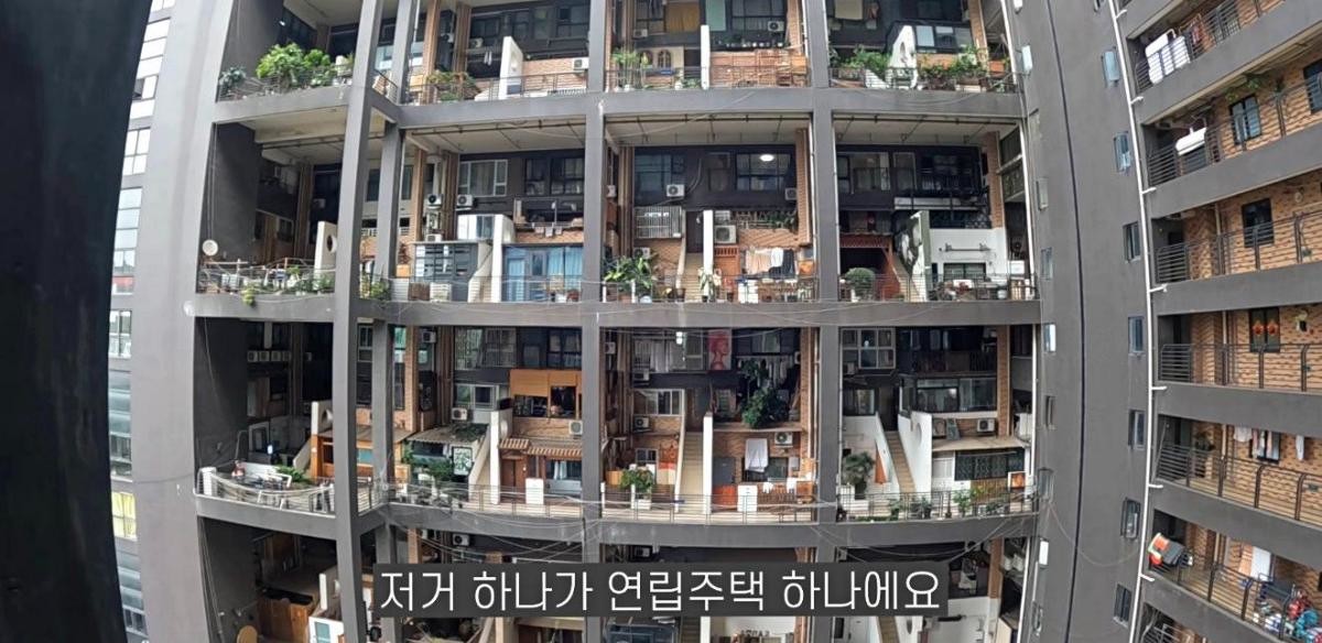 한국 유튜버가 직접 방문한 청두의 복층 아파트. / 유튜브 '화브로 How Bro Travel'
