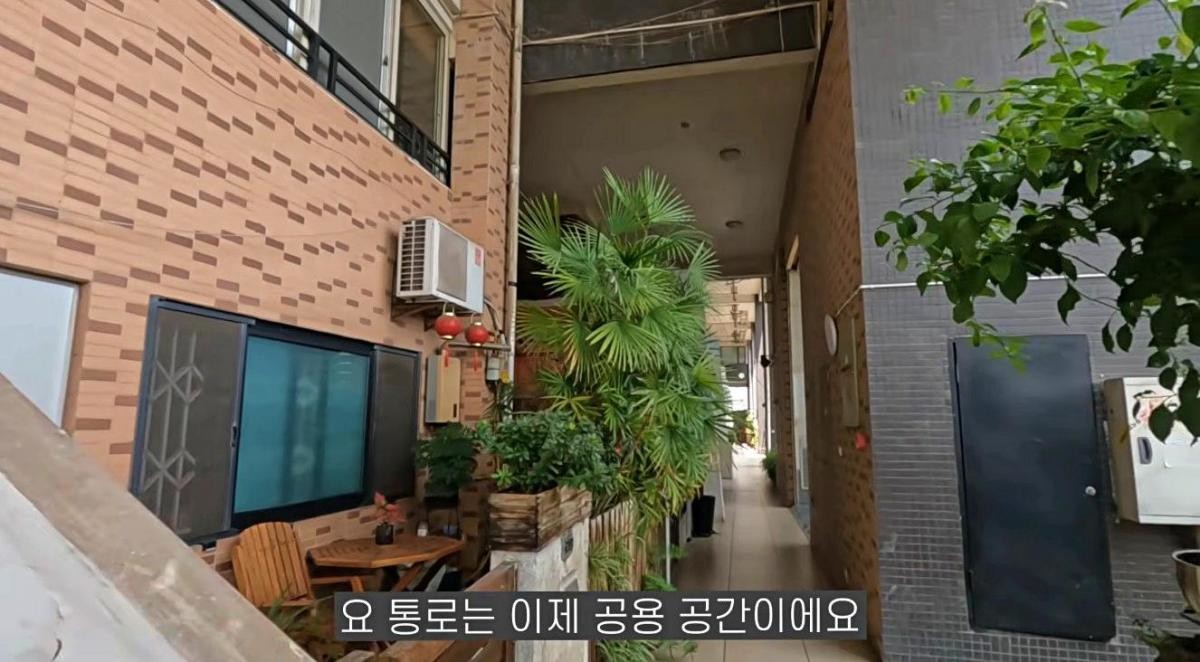 중국 청두의 복층 아파트 공용 통로 모습. / 유튜브 '화브로 How Bro Travel'