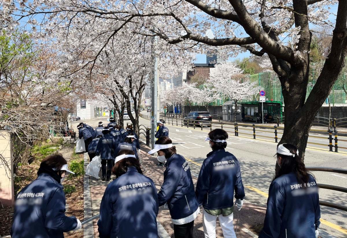 지난 5일 롯데건설 경기광주역 롯데캐슬 시그니처 분양 관계자들이 환경 정화 캠페인을 펼쳤다 / 롯데건설 제공