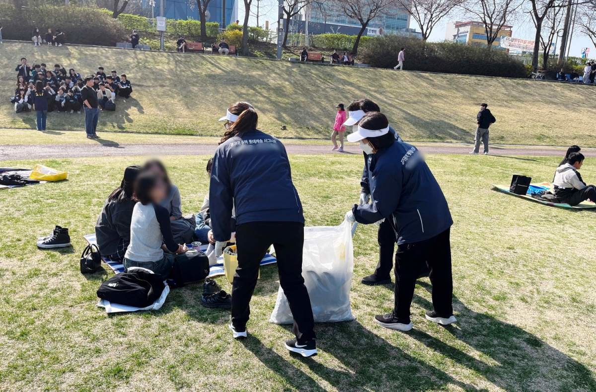 롯데건설 경기광주역 롯데캐슬 시그니처 분양 관계자들이 환경 정화 캠페인을 펼치고 있다 / 롯데건설 제공