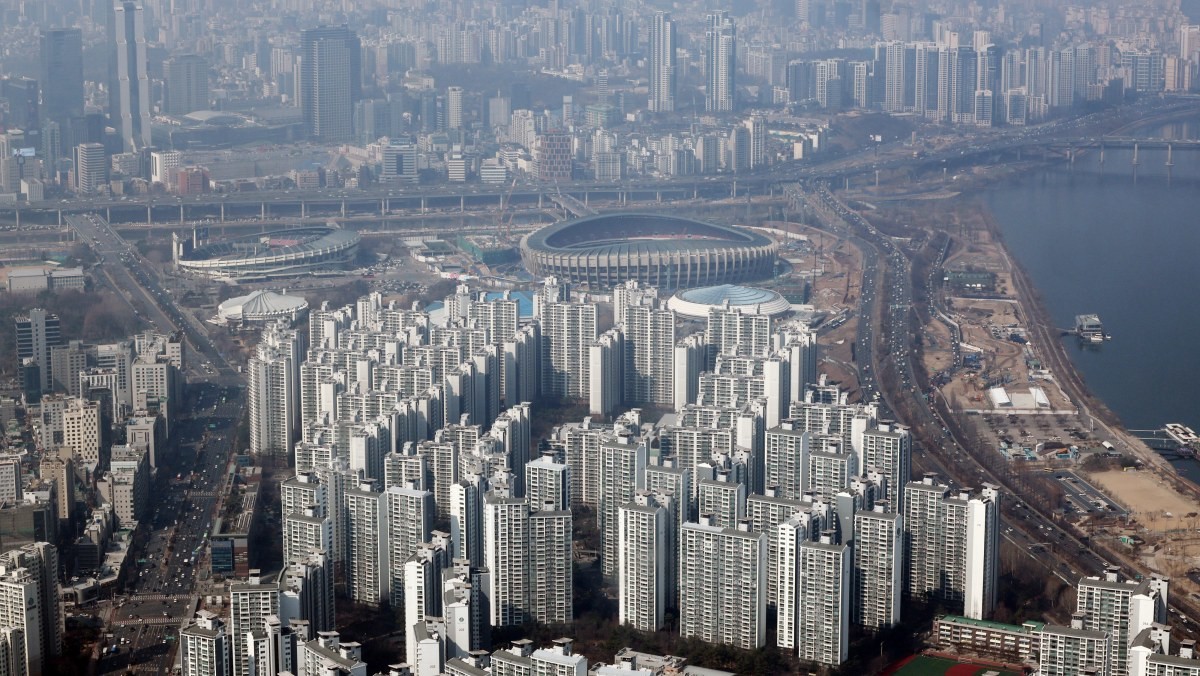 서울 송파구 롯데월드타워에서 바라본 강남3구 아파트 모습. / 연합뉴스