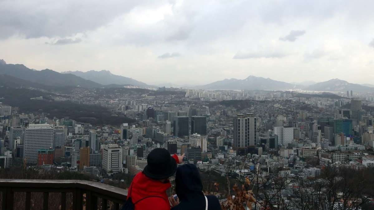 서울 남산에서 멀리 도봉산과 수락산이 뚜렷하게 보이고 있다. / 뉴스1