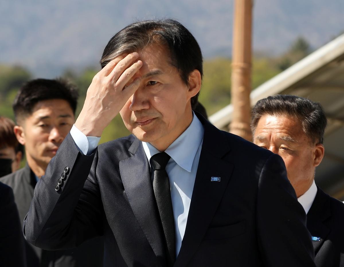 조국 조국혁신당 대표가 8일 경남 창원 마산회원구 국립3·15민주묘지를 참배한 후 이동하고 있다.  / 뉴스1