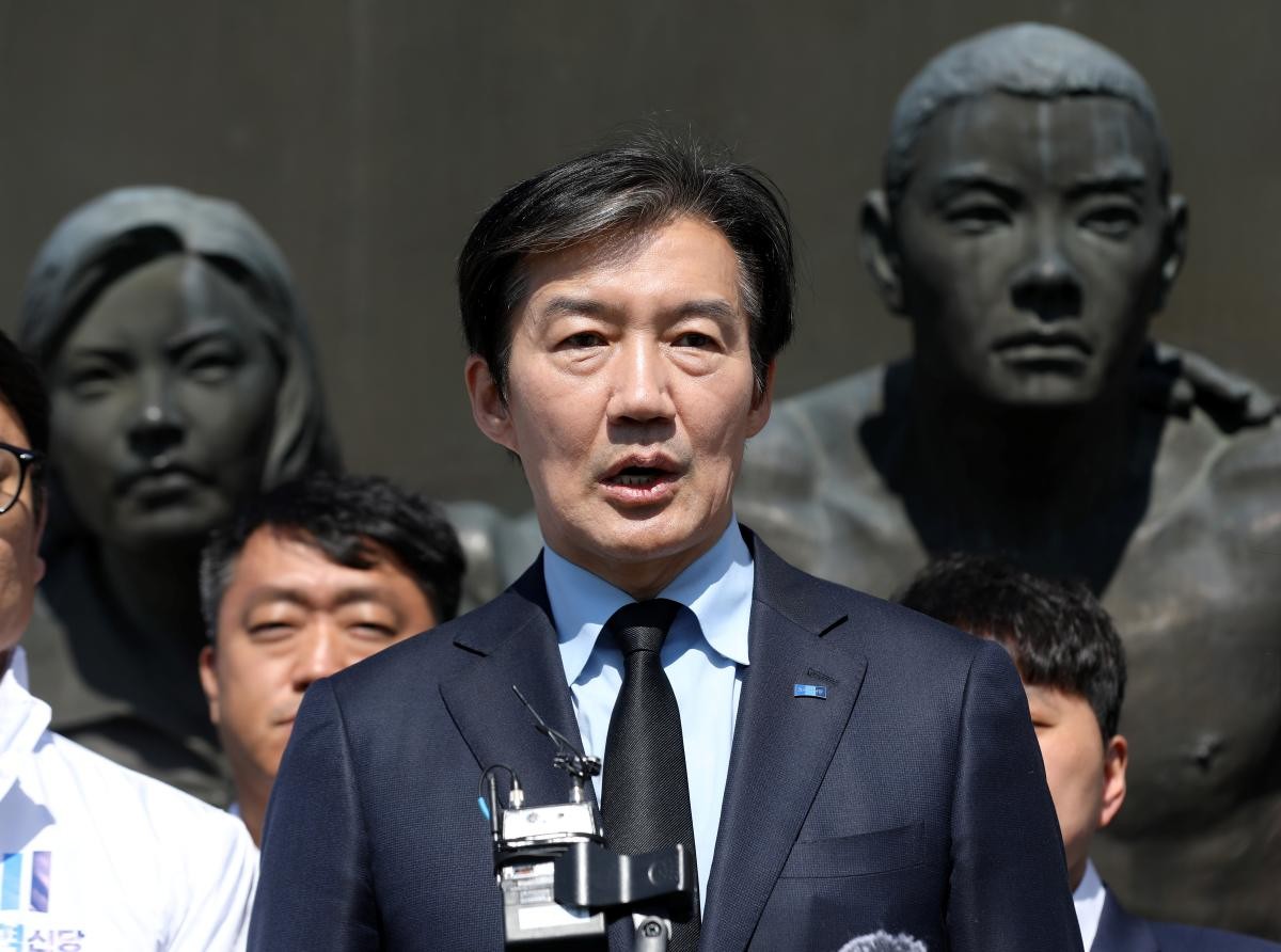 조국 조국혁신당 대표가 8일 경남 창원 마산회원구 국립3·15민주묘지를 참배한 후 취재진 질문에 답하고 있다.  / 뉴스1