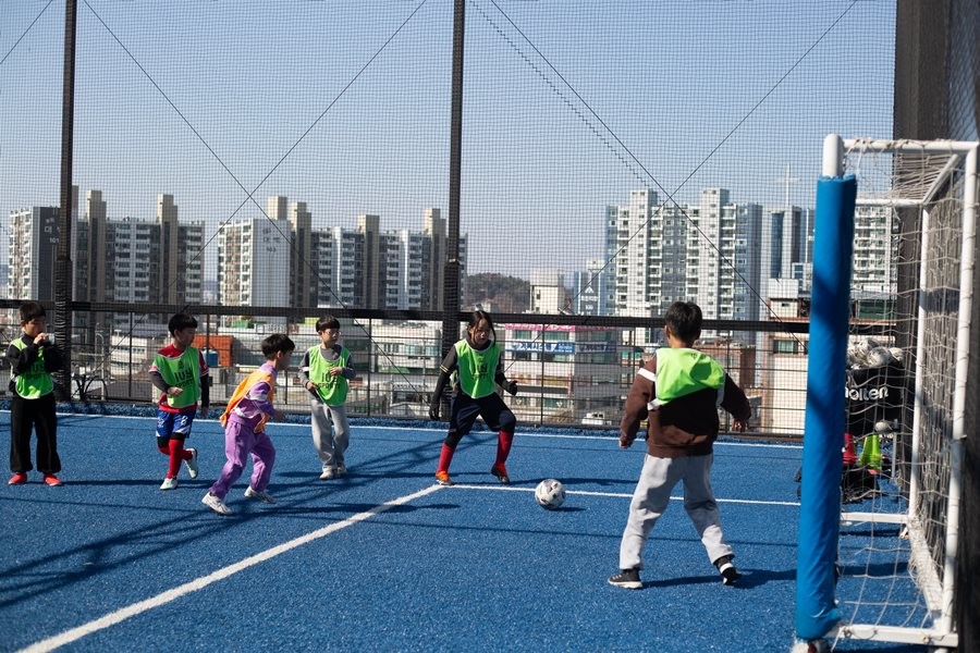지난 3월 달성 어린이 스포츠 교실 첫 활동으로 이주배경·비이주배경 아동들이 축구 경기를 즐기고 있다. / 대구 달성군 제공