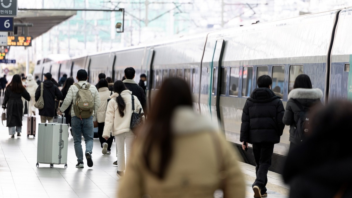 서울 용산구 서울역에서 승객들이 열차에 탑승하기 위해 발걸음을 옮기고 있다. / 뉴스1