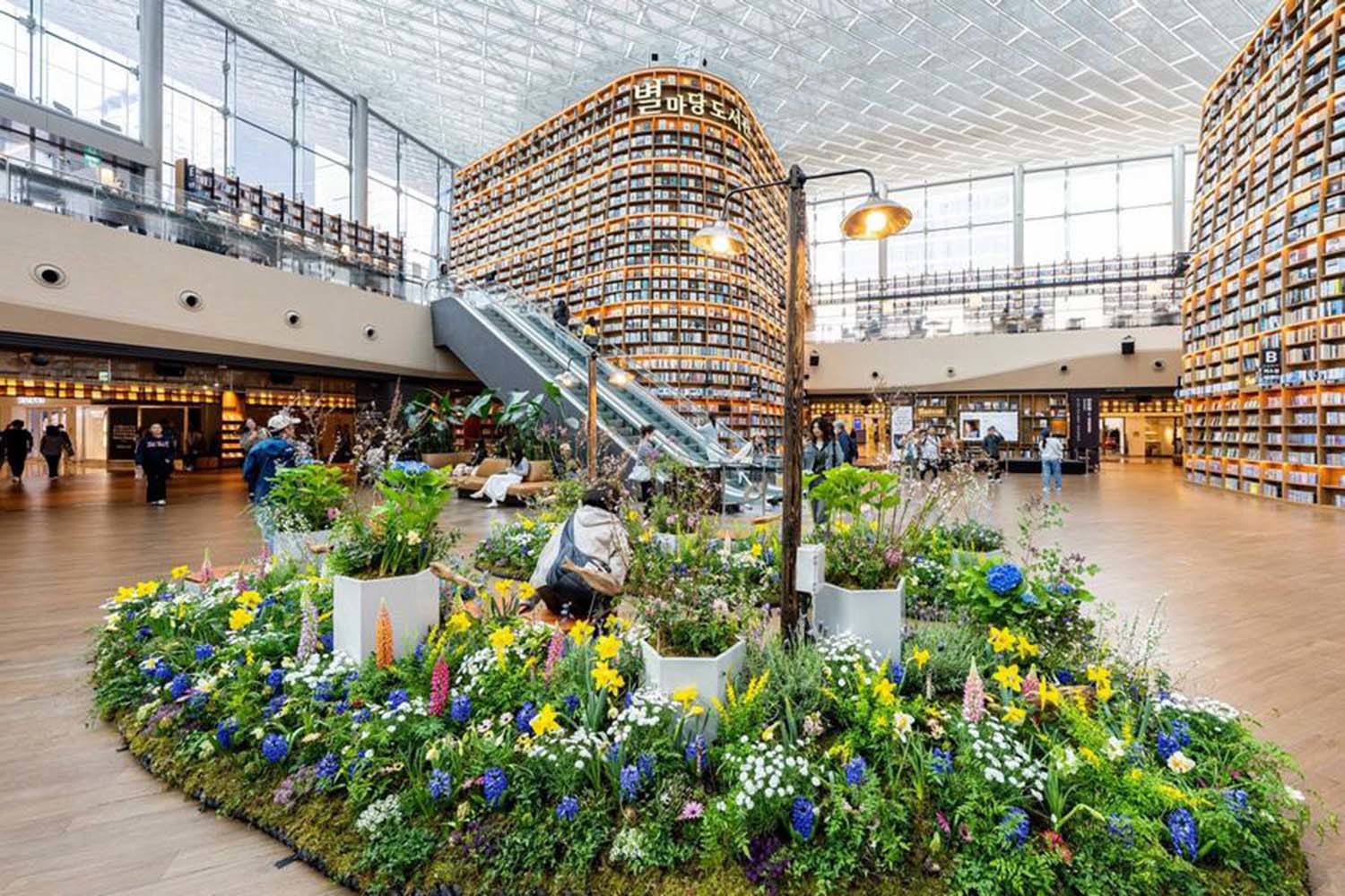 스타필드 코엑스몰 별마당 도서관은 오는 20일까지 ‘처음 돋는 첫잎처럼, 처음 여는 첫입처럼’ 특별전을 열고 있다.  /      신세계프라버티 제공