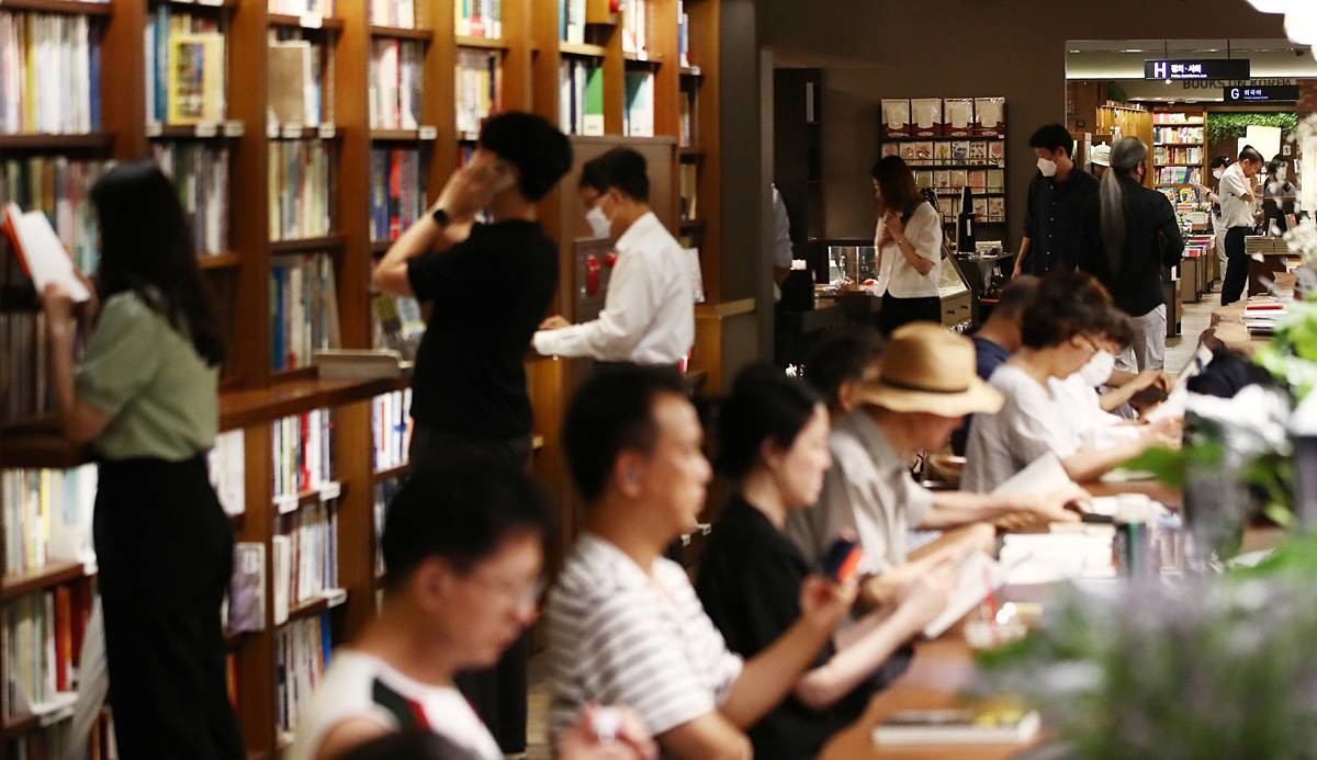 한국 '번따' 성지로 떠오른 서점 / 뉴스1