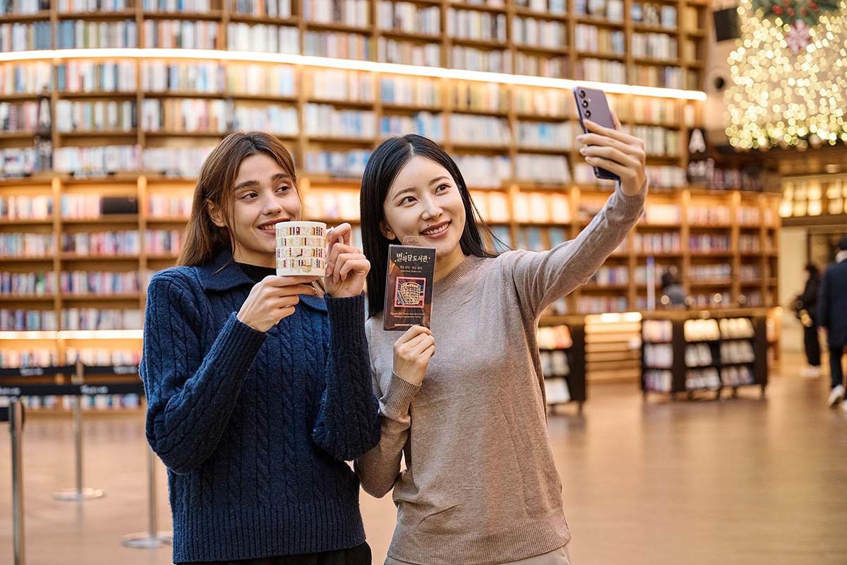 스타필드 코엑스몰 별마당 도서관은 오는 20일까지 ‘처음 돋는 첫잎처럼, 처음 여는 첫입처럼’ 특별전을 열고 있다.  /   신세계프라버티 제공