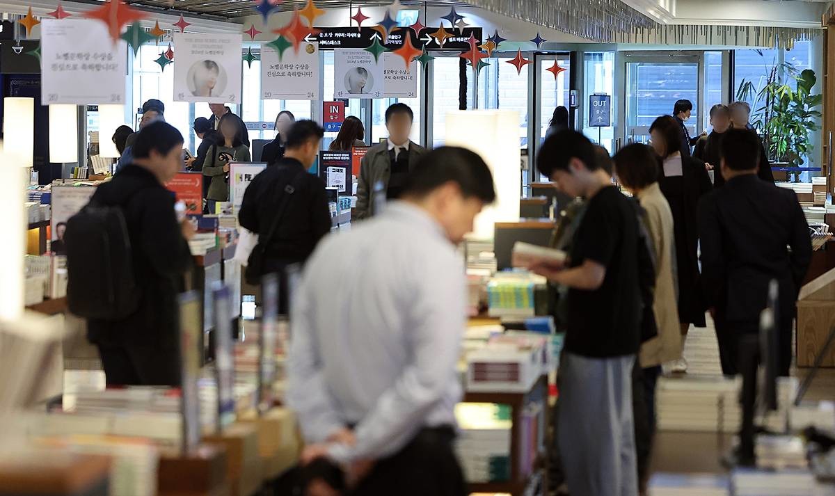 서점에서 책을 고르는 사람들 / 뉴스1