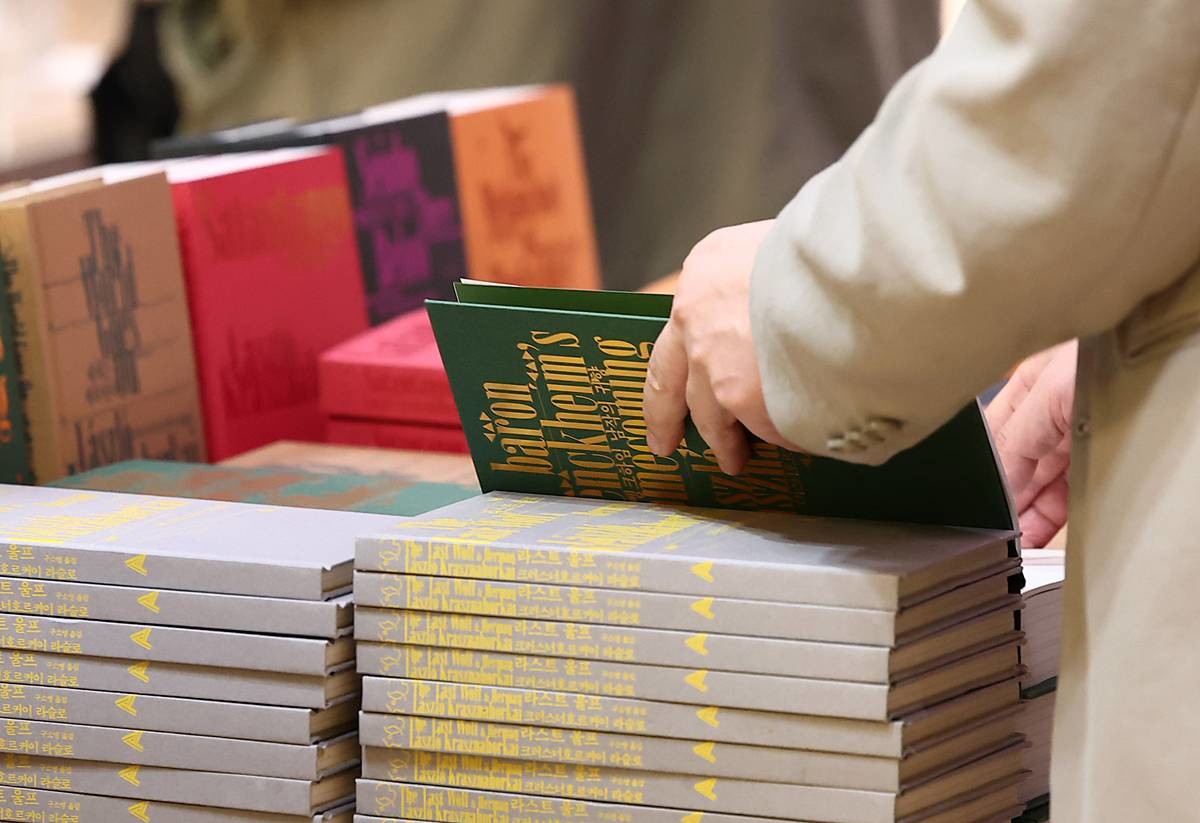 종로구 교보문고 광화문점에서 한 손님이 책을 고르고 있다 / 뉴스1