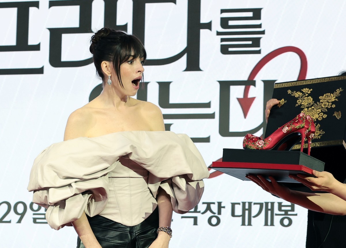 꽃신 선물에 감동받은 앤 해서웨이 / 뉴스1