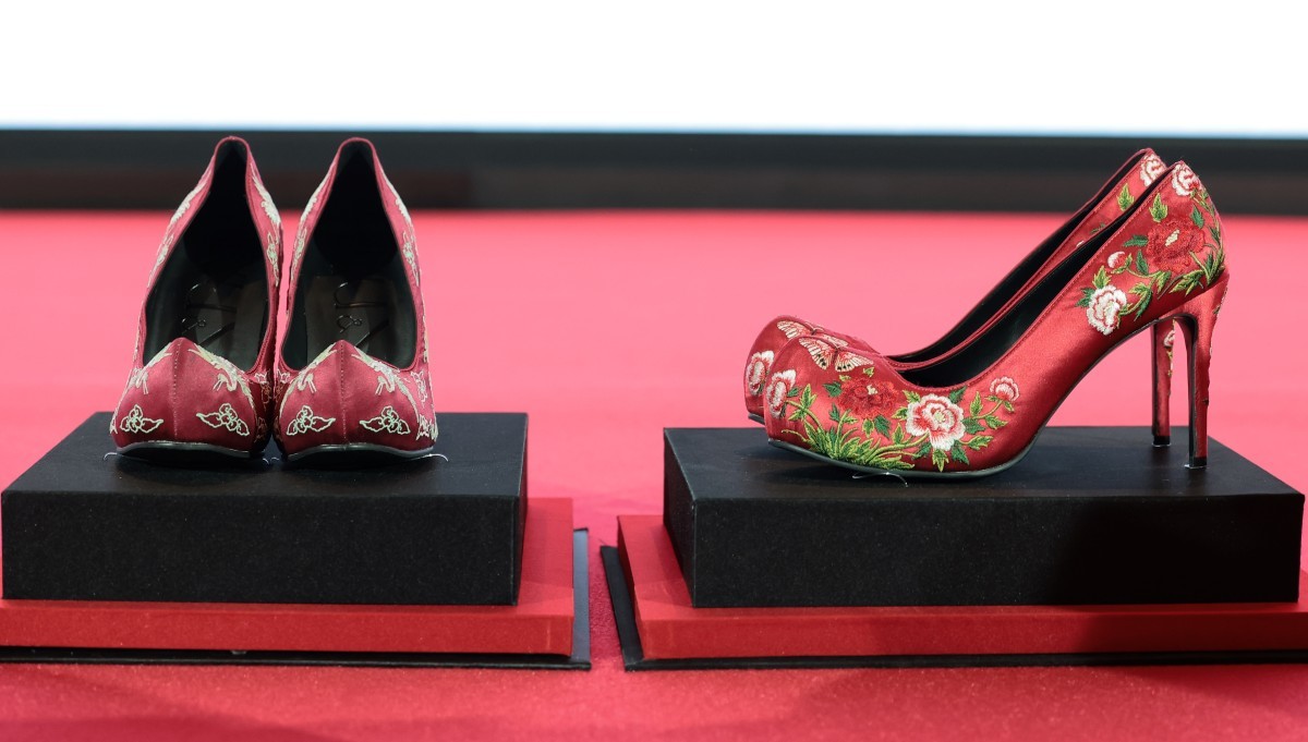 두 사람이 선물 받은 꽃신 / 뉴스1